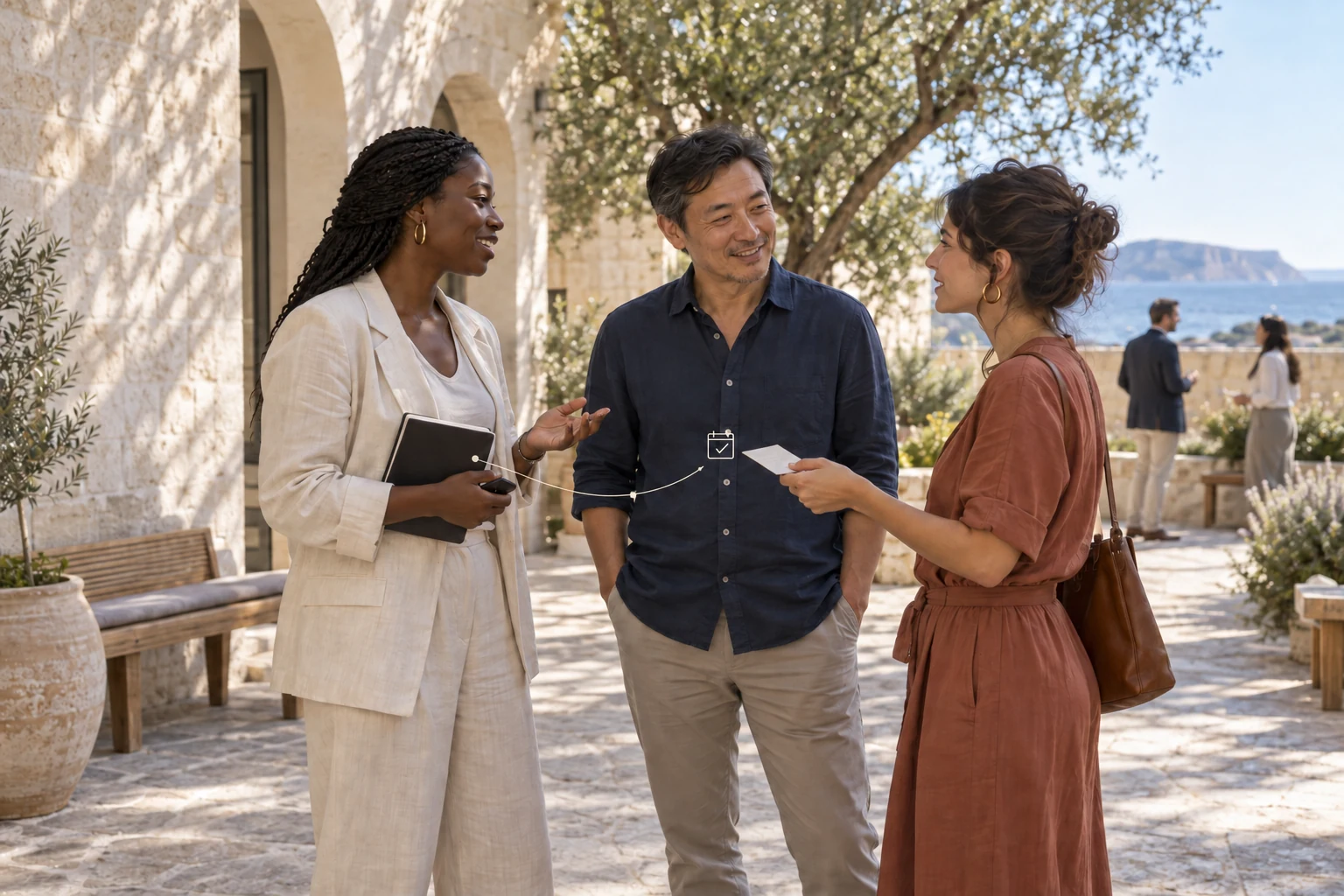 Tres profesionales conversan e intercambian una tarjeta en un patio mediterráneo; un vínculo discreto señala un próximo encuentro.